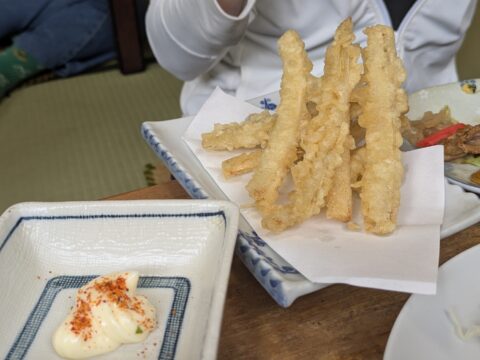 日の出寿し食堂のごぼ天|マヨネーズに七味はデフォルトである