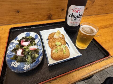 タコとわかめの酢の物、さつま揚げ、アサヒの大瓶ビールで一回戦