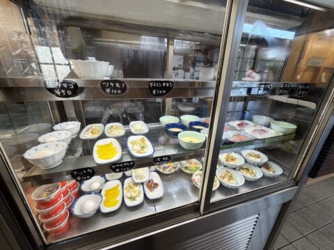 扇屋の保冷庫に並ぶ刺身・冷奴・じゃこおろしなど冷たいツマミ