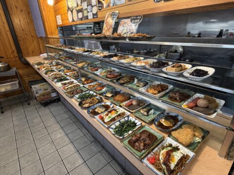 扇屋の店内に並ぶ圧巻の惣菜ラインナップ。煮物・揚げ物・小鉢がずらりと並ぶ