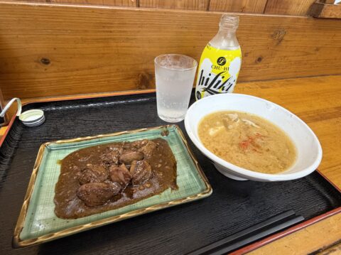 とん汁、鳥のキモ、チューハイで扇屋の二回戦。温かいツマミが染みる