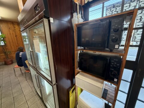 扇屋のドリンク冷蔵庫と、惣菜を各自温めるセルフの電子レンジ