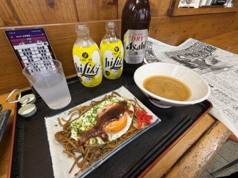 扇屋の締めの焼きそば。目玉焼きをのせお好みソースが掛かっているのが嬉しい♪スポーツ新聞とともに