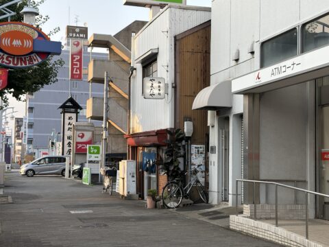 扇屋を後にした帰り道のやまだやを背に