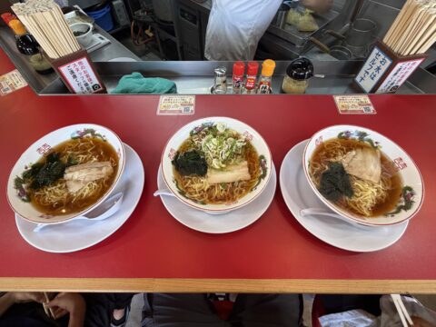 カウンターに並んだ朝ラー3杯。中央はネギあり、両脇は子供用のネギ抜き