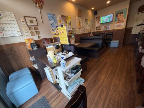 大黒天の店内。テーブル席、ソファ席、カウンター席のある喫茶店らしい内装