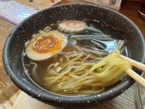 大黒天のモーニングラーメンのアップ。味玉、ナルト、澄んだ醤油スープに自家製麺