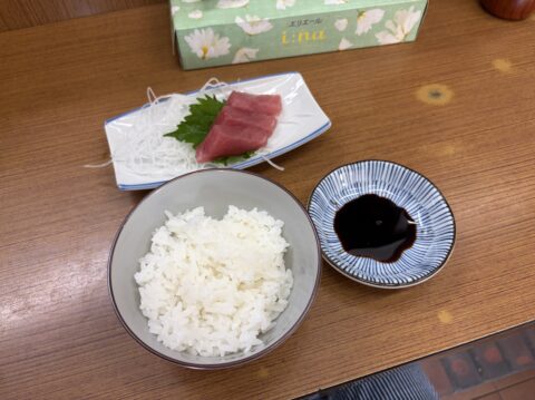 魚源食堂の通称「お子様ランチ」。鮪の刺身半分と茶碗ご飯、醤油の小皿