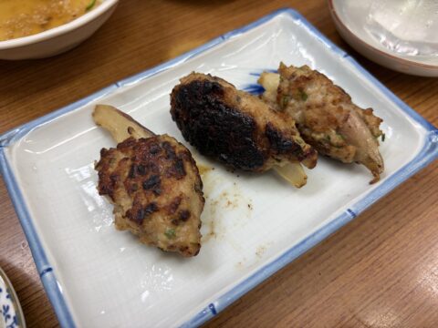 魚源食堂の茗荷の肉包。肉だねで包んで焼き上げた一皿