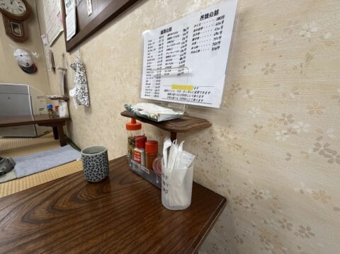 かどふく本店の座敷席と壁に貼られた麺類メニュー