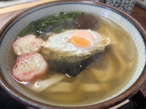 かどふく本店の松月うどん 白だしに卵と海苔と花麩
