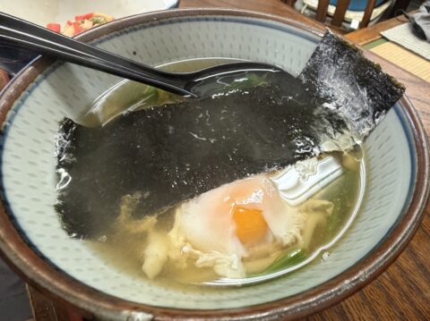 かどふく本店の松月うどんに浮かぶ大きな海苔