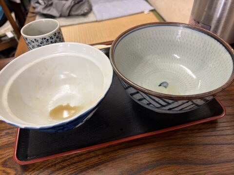 かどふく本店で松月うどんと志の田丼を完食した器