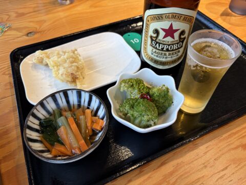 日和製麺 春日井店の朝酒|サッポロ赤星と天ぷら・煮物・ブロッコリーの小鉢