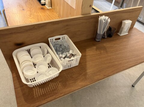 日和製麺 春日井店のセルフコーナー|子供用の小皿やカトラリー、割り箸が並ぶ