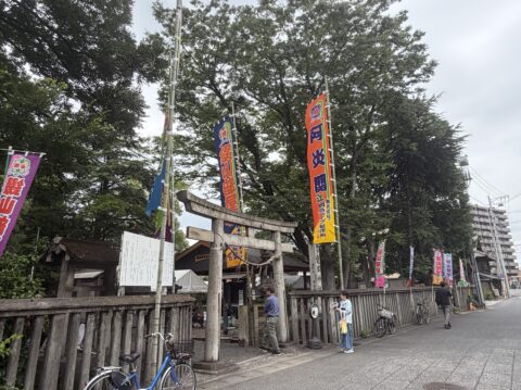 熱田神宮周辺にはためく大相撲名古屋場所ののぼり｜奉納土俵入りの日の神社の鳥居
