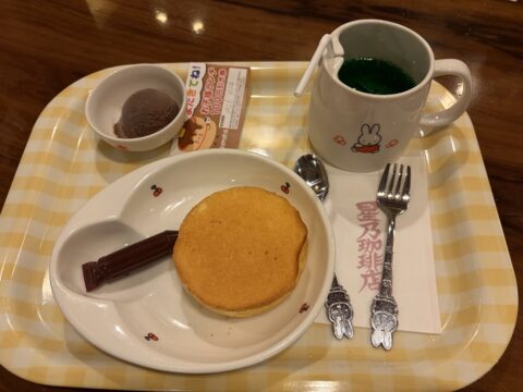 星乃珈琲店のお絵かきパンケーキセット|パンケーキとチョコペン、アイス・メロンソーダ付き