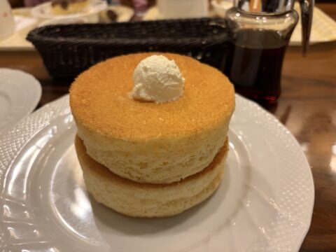 星乃珈琲店の名物スフレパンケーキ|バターをのせたふわふわの厚焼きパンケーキ