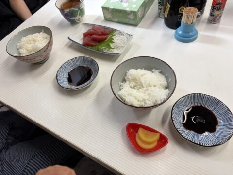 魚源食堂のお子様ランチ|茶碗ご飯とマグロの刺身、市場の新鮮な魚を子供に