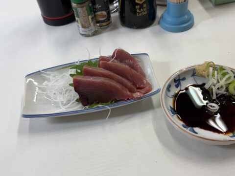 魚源食堂の鰹の刺身|大根おろしは間に合わず、生姜醤油でいただく朝の一皿