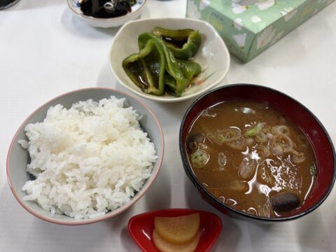 魚源食堂の炊きたてご飯と味噌汁|焼きピーマンと漬物を添えた市場の朝ごはん