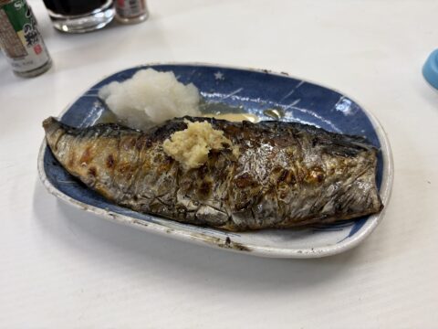 魚源食堂の焼き立ての鯖|炭火で焼いた鯖の半身に大根おろし、三杯酢でいただく