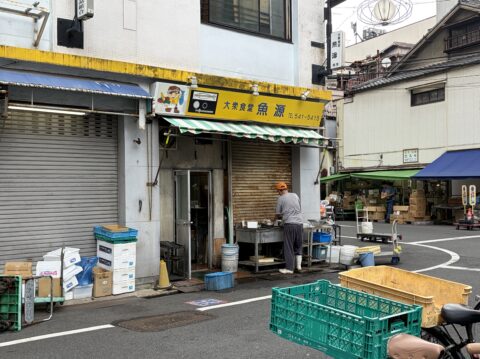 開店準備中の魚源食堂の外観|大衆食堂魚源、市場が動き出す朝の一コマ
