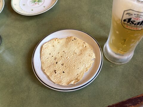 半額イベント中の生ビールと、おつまみの胡椒煎餅(パパド)