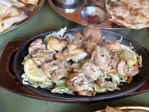 骨無しチキンをヨーグルトに漬け炭火で焼いたマライティカ