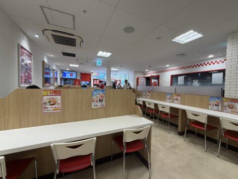 寿がきやの広々とした店内｜明るく清潔なイートインスペースで朝ラーを待つ