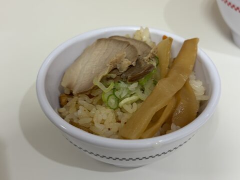 子どもの残りで作った五目御飯丼｜チャーシューとメンマをのせてスープで流し込む名古屋流の締め