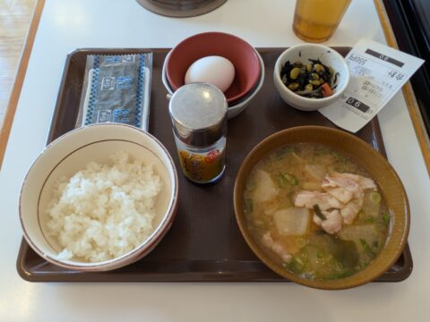 すき家のたまかけ朝食ととん汁みそらーめんのトレー全体｜ご飯・卵・海苔・小鉢・ラーメン