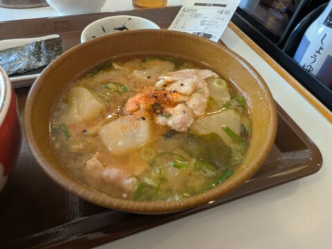 すき家のとん汁みそらーめんのアップ｜豚肉・大根・ねぎがたっぷり、一味をふって