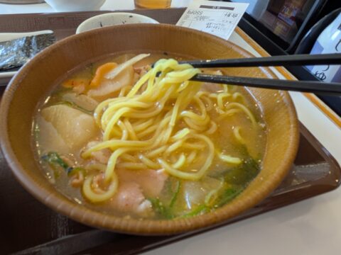すき家のとん汁みそらーめんの麺リフト｜黄色い中華麺を箸で持ち上げる