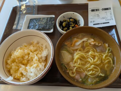 すき家の完成したたまかけ朝食ととん汁みそらーめん｜卵かけご飯・海苔・小鉢・ラーメンで550円のレシート