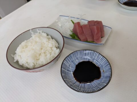 魚源食堂のお子様ランチ｜新鮮なマグロの刺身と茶碗ご飯