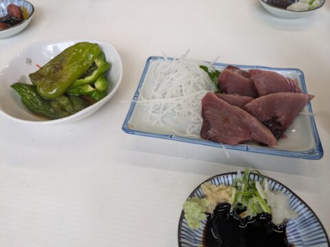 魚源食堂のカツオの刺身と焼きピーマン｜奥様の朝ごはんの布陣