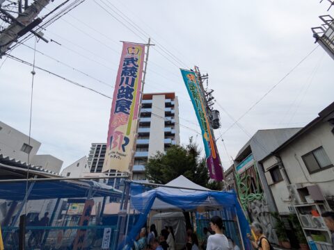 名古屋場所中の武蔵川部屋の幟｜相撲部屋の色鮮やかなのぼりが立ち並ぶ