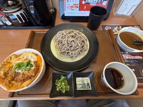 とんから亭のカツ丼ざるそばセットと、カレーかけ放題で取ってきたカレーの器