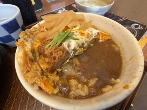 カレーかけ放題のカレーをカツ丼の右半分にかけた状態。かつとじとカレーソースが半分ずつ