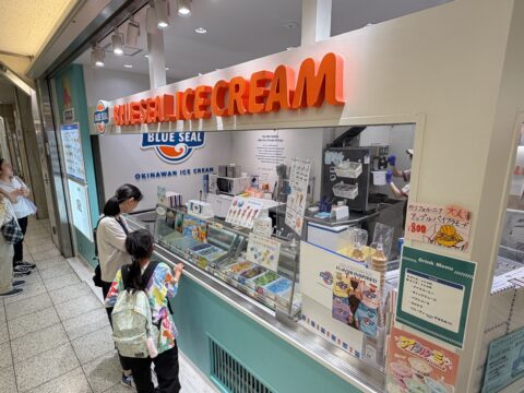 ブルーシール名古屋駅エスカ店の店頭。ショーケースを覗き込む娘たち