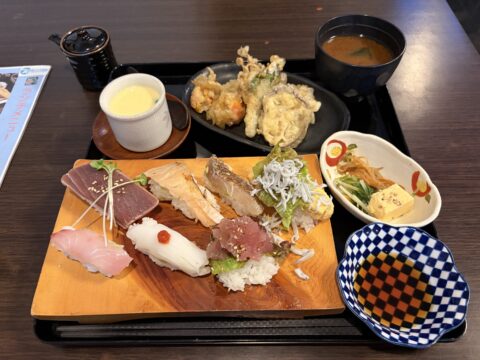 和食なかむらの寿司天ぷらランチ900円。板の上に寿司、天ぷら、茶碗蒸し、小鉢、赤出汁