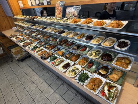 扇屋のカウンターにずらりと並ぶセルフ式のお惣菜
