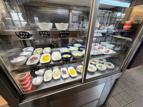 扇屋の保冷庫に並ぶ冷たい小鉢と刺身や酢の物
