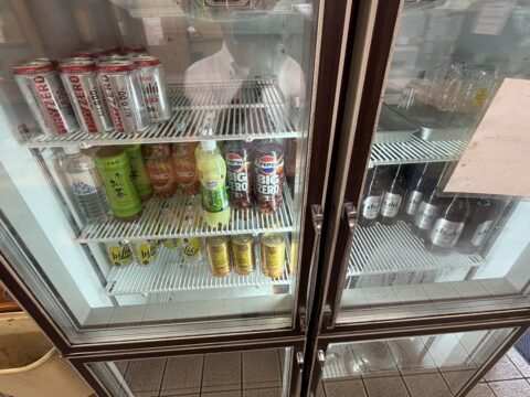 扇屋の冷蔵庫に並ぶ瓶ビール・チューハイ・ハイボール・ノンアルコールもあります。