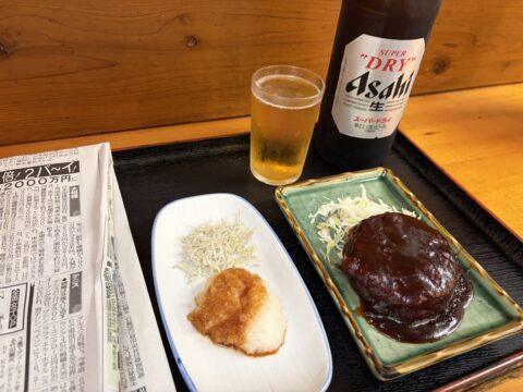 扇屋の瓶ビールとハムカツとじゃこおろしとスポーツ新聞