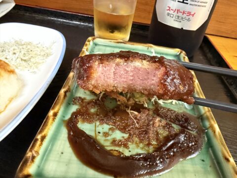 扇屋のケチャップソースがかかった厚切りハムカツ