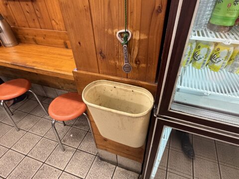 扇屋の壁にある栓抜き