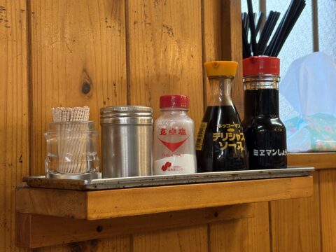 扇屋の卓上にあるエミマン醤油と調味料