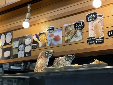 扇屋の壁に貼られたカツ煮やうどんなどのホットメニュー